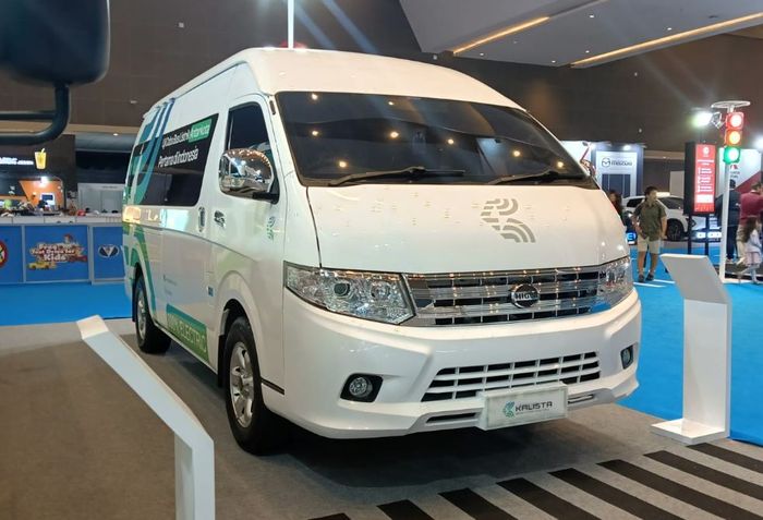 Mirip Toyota HiAce Anti Solar, Bus Listrik Antarkota Kalista Mejeng di PEVS 2025