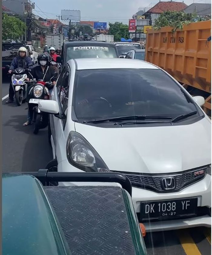 Land Rover Hijau Viral di Denpasar, Hobi Bikin Gelagapan Mobil dan Motor Buta Aturan