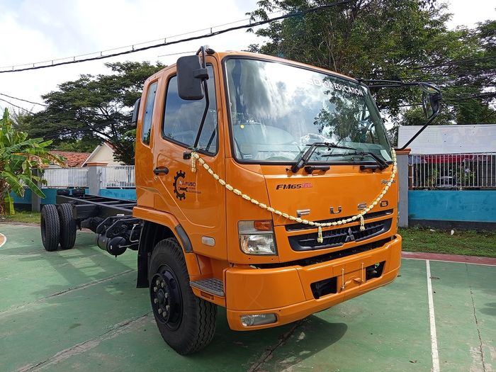 Gak Nanggung, KTB Berikan Cuma-cuma Mitsubishi Fuso Fighter ke SMK Negeri 1 Kamal Madura