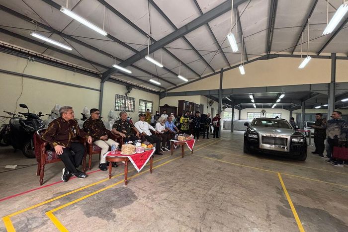 Dibayar Sultan Sidoarjo Rp 2,5 Miliar, Gus Ipul Jajal Duduk di Dalam Rolls-Royce Ghost