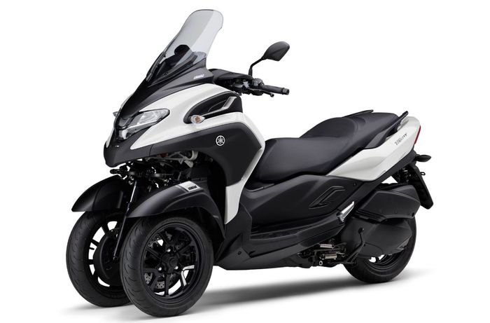Punya Roda Tiga, Bisa Berdiri Sendiri, Motor Matic 300 Cc Yamaha Ini Iritnya Tembus 32 Km/Liter