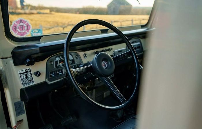 Toyota Land Cruiser FJ40 Ini Tampil Klinyis, Jangan Kaget Waktu Buka Kap Mesinnya