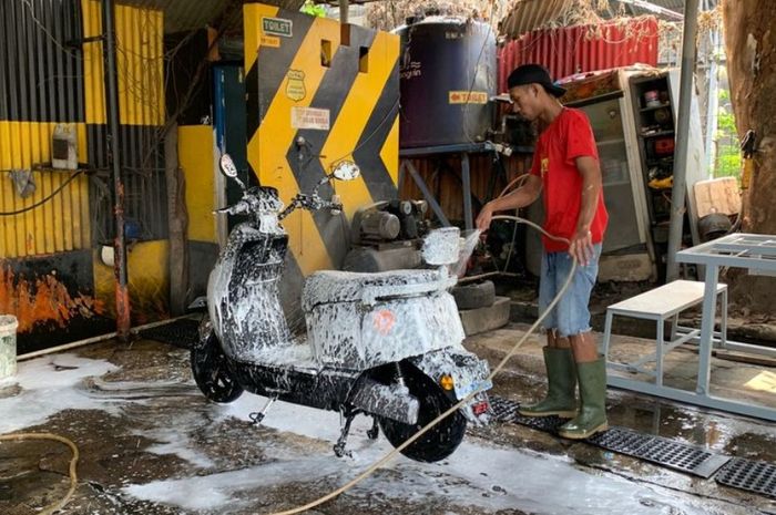 Cuci Motor Listrik Jangan Ngasal, Asal Semprot Bisa Bikin Korslet Komponen Ini