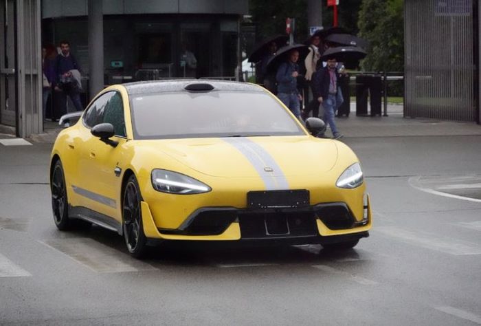 Xiaomi SU7 Ultra Nongol di Markas Ferrari, Isyarat Jadi Bahan Belajar Mobil Listrik Baru