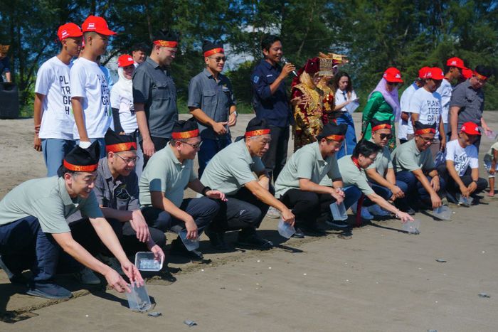 Lestarikan Lingkungan, AHM Tanam Ribuan Mangrove dan Lepaskan Anakan Penyu ke Laut