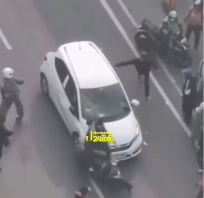 Tiga Aksi Brutal Demo DPR, Brio, Palisade Pelat ZZH dan Panther Pelat Merah Hancur Diamuk Massa