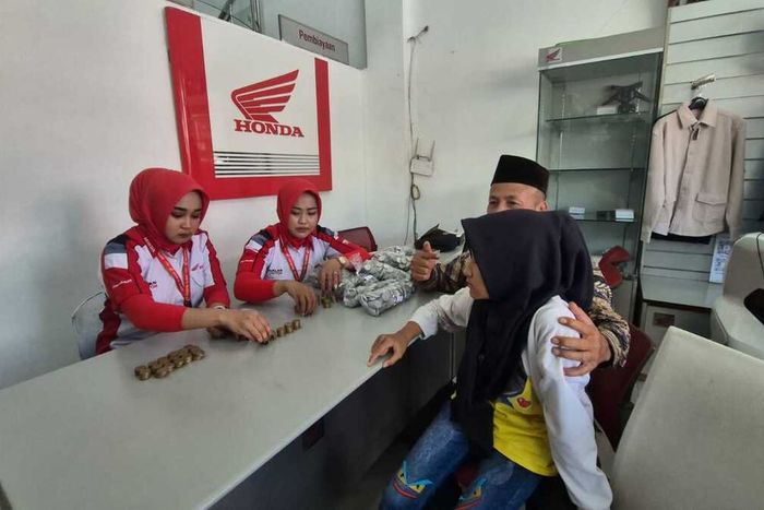 Dealer Motor Honda di Ponorogo Heboh, Kedatangan Bapak-bapak Pikul Empat Karung Uang Koin Minta Ditukar Ini