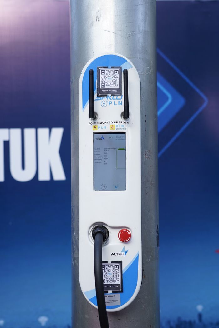 Contek Eropa, Sekarang Tiang Listrik di Indonesia Sudah Bisa Buat Charge Mobil Listrik