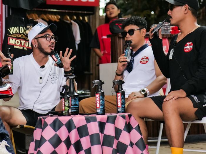 Motul Ajak Trio Bapomet Gelar Podcast di Custom War 2025, Debat Cowok Vs Cewek Rawat Motor