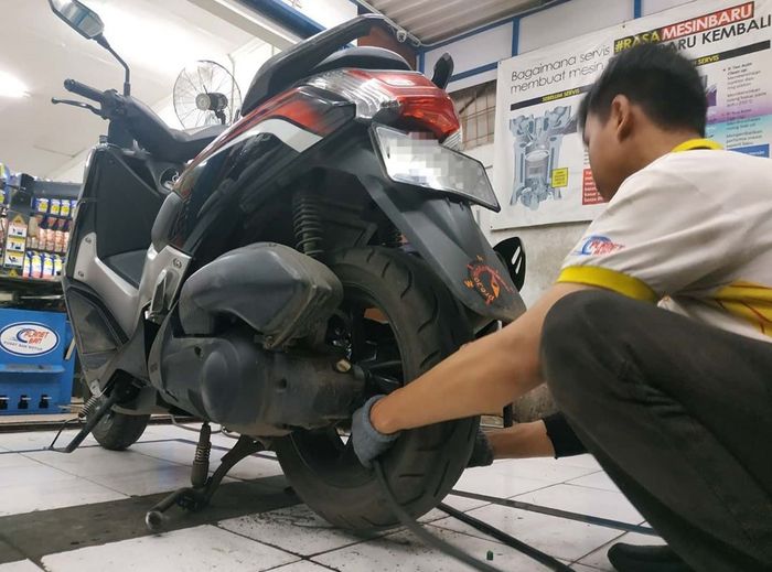 Begini Caranya Agar Pelek Motor Matic Tidak Peyang Saat Menghajar Lubang