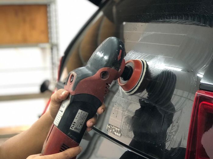 Inilah Jenis Cairan Yang Harus Dihindari Saat  Merawat Kaca Mobil Bekas