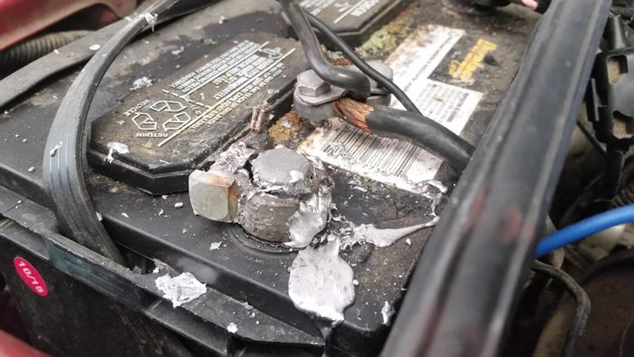 Ini Sebabnya Baut Kepala Aki Gak Boleh Terlalu Kencang dan Gak Boleh Longgar