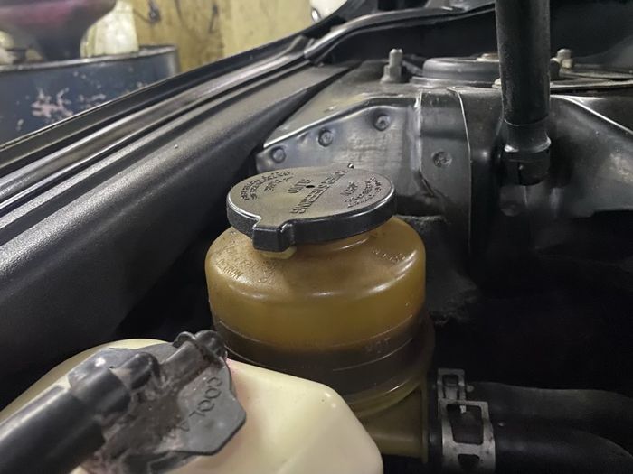 Ini Beberapa Tanda Saat Oli Power Steering Mobil Perlu Diganti