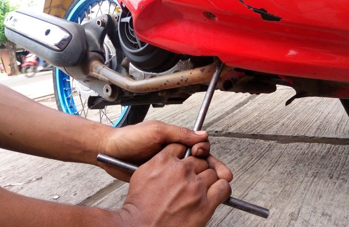 Baru Tahu, Ternyata Knalpot Motor Matic Rawan Bocor Kalau Masangnya Begini