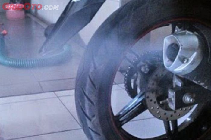 Tiga Penyebab Knalpot Motor Injeksi Ngebul, Bukan Cuma Dari Piston