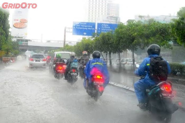 Wajib Antisipasi Jika Terobos Hujan Deras, dari Cara Ukur Visibilitas sampai Ranjau Air