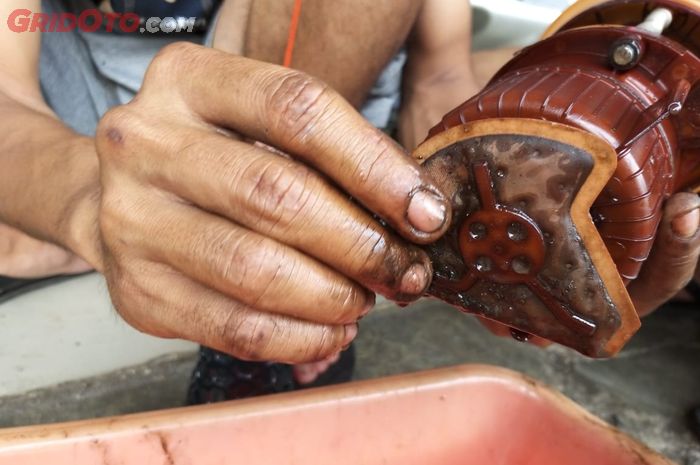 Filter Fuel Pump Mobil Kotor Bisa Bikin Brebet, Solusinya Seperti Ini