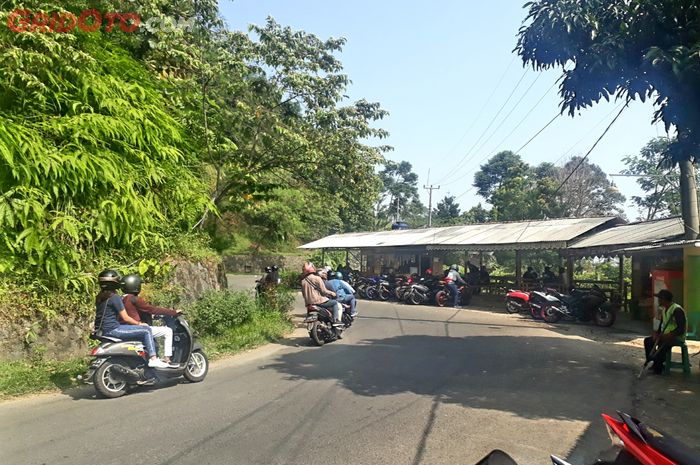 Jangan Asal Kencang, Ahli Safety Riding Kasih Tips saat Ingin Salip Kendaran di Jalan Kampung