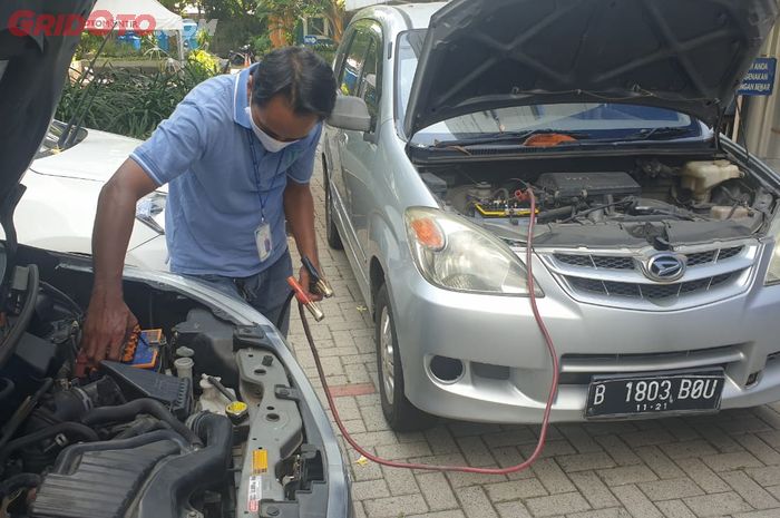 Perlu Tahu, Ini Penyebab Jumper Aki Mobil Mogok Berujung Meledak