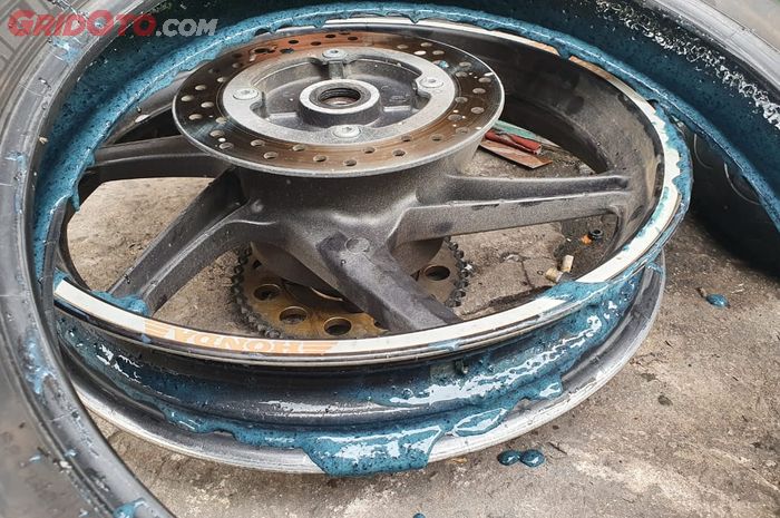 Enggak Cuma Menyumbat dan Bikin Karat Pelek, Ini  Dampak Cairan Anti Bocor Buat Ban Motor