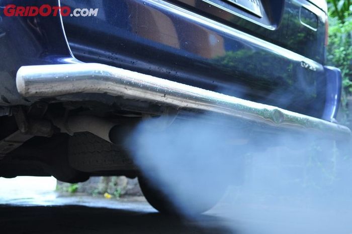 Knalpot Ngebul Putih, Tapi Bukan karena Overheat? Kenali Penyebabnya