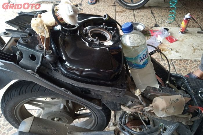 Biar Paham, Ini Ciri-ciri Bensin di Motor Kecampuran Air Saat Digunakan