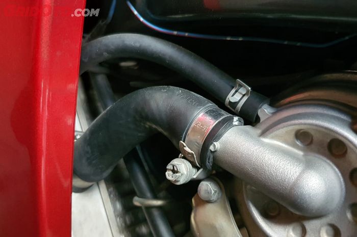 Selain Bocor, Ini Dampak Lain Slang Radiator Motor Matic Retak
