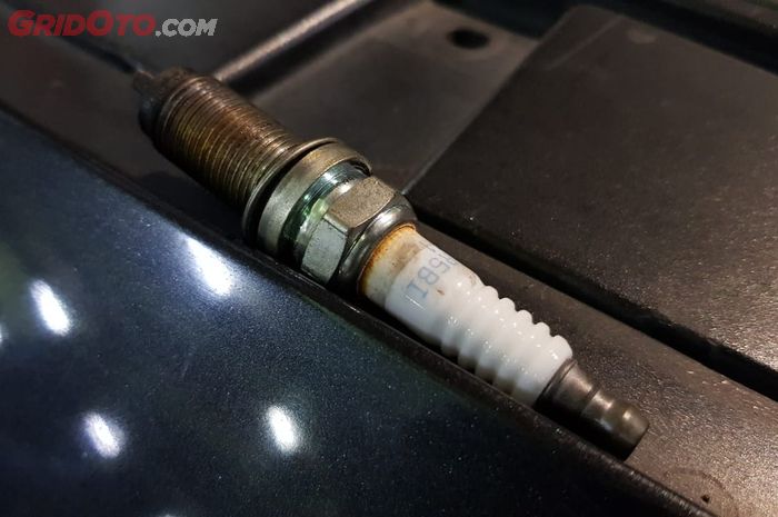 Akhirnya Tahu, Arti Warna Pada Busi di Mobil Bekas Karburator