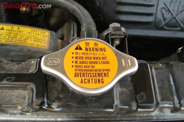 Berbahaya, Ini Alasan Jangan Buka Tutup Radiator Mobil Saat Panas!