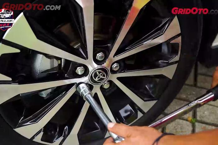 Ini Akibatnya Mengencangkan Mur Roda Mobil Terlalu Berlebihan, Simak