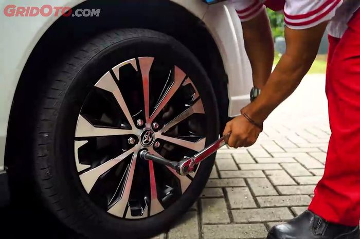 Mur Roda Mobil Bekas Susah Dibuka, Begini Trik Mudah Membukanya