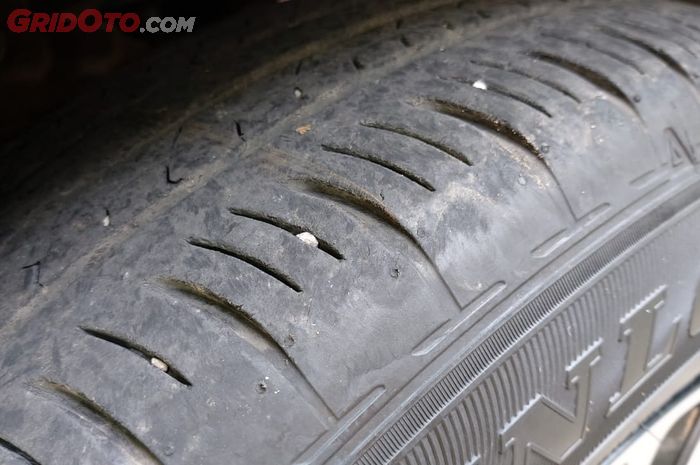 Sering Disepelekan, Ini Bahaya Membiarkan Kerikil Bersarang di Alur Ban Mobil