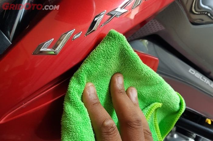 Biar Baret Tersamarkan, Begini Cara Yang Benar Pakai Wax di Bodi Motor