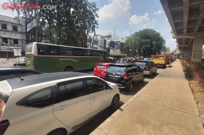 Gara-gara Hal Ini Rem Mobil Bisa Tiba-Tiba Blong Pada Saat Macet