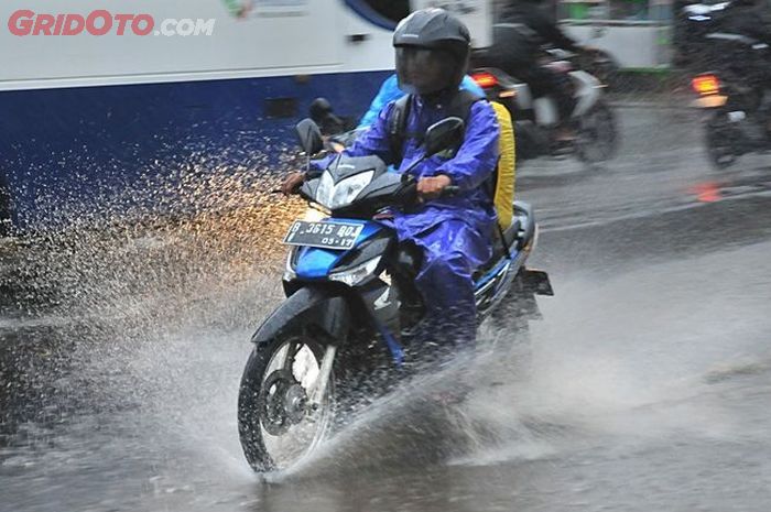 Hujan Mulai Turun, 5 Hal Ini Sering Tak Disadari Bahayakan Pengendara Motor