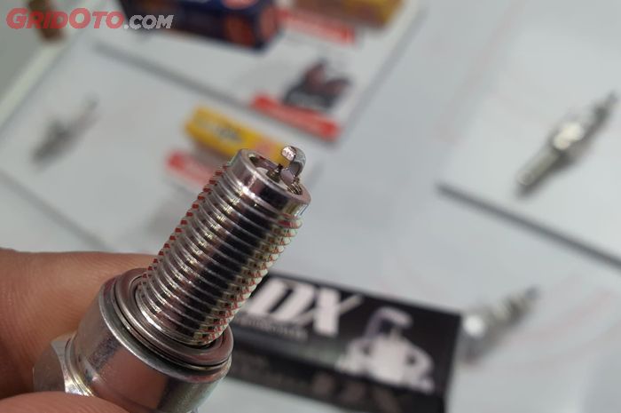 Akhirnya Tahu, Ternyata Ini Dua Penyebab Busi Motor Matic Jadi Hitam