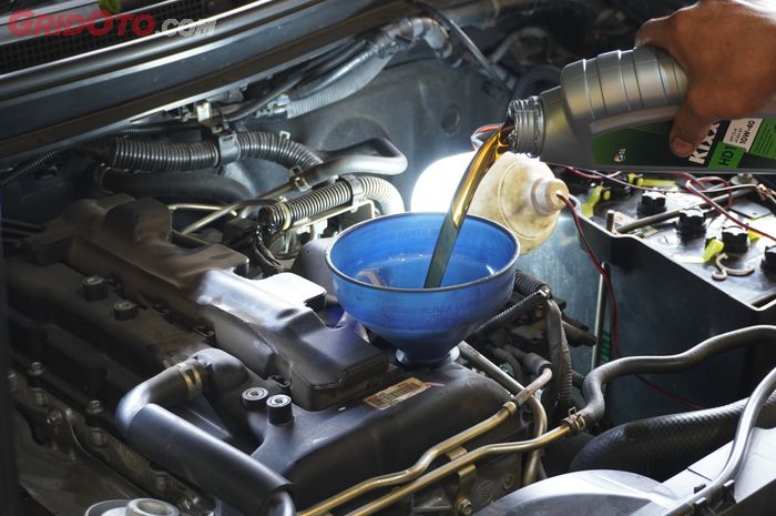 Biar Enggak Salah, Perhatikan Ini Kalau Mau Ganti Oli Mesin Mobil