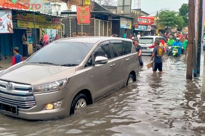 Segini Batas Paling Aman Terabas Banjir Naik Mobil, Yang Nekat Wajib Tahu