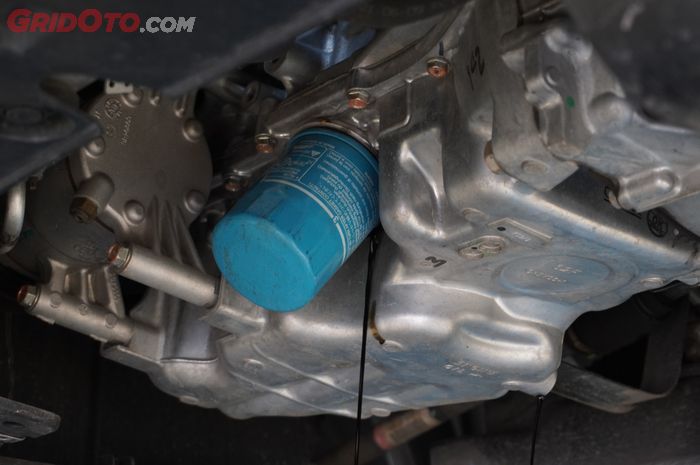 Biar Enggak Bocor, Begini Cara Yang Benar Pasang Filter Oli Mobil