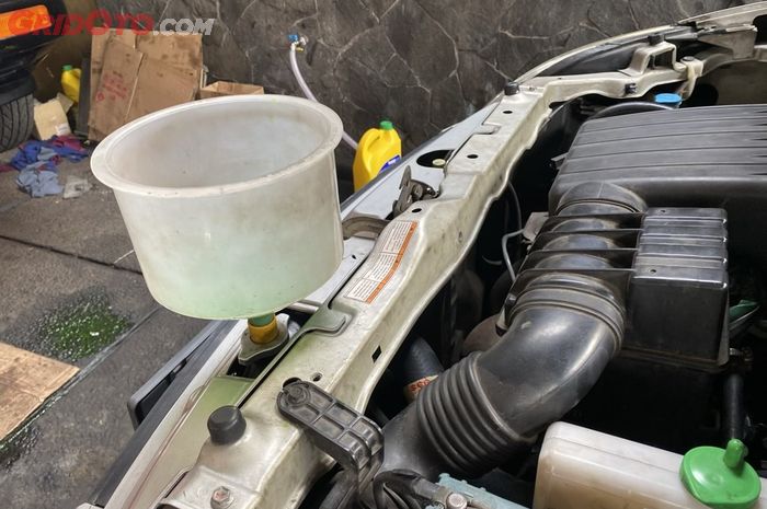Pemicu Overheat Mesin, Ini Cara Keluarkan Angin Palsu di Radiator Mobil
