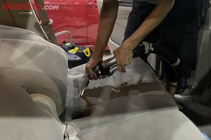 Begini Cara Mudah Bersihkan Interior Mobil Yang Nodanya Agak Bandel