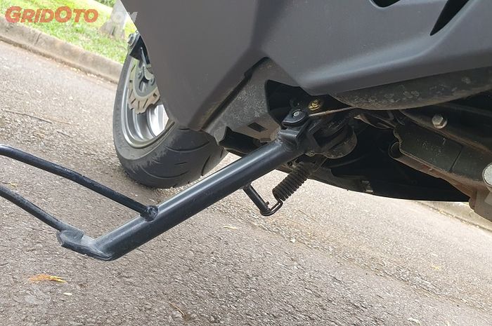 Inilah Sebabnya Jangan Matikan Mesin Motor Matic Pakai Standar Samping