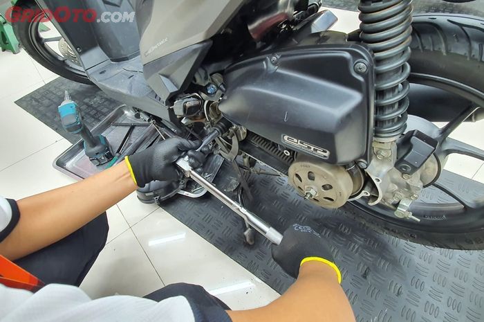 Jangan Disamakan, Ternyata Angka Torsi Mur Pulley CVT Motor Matic Beda-beda