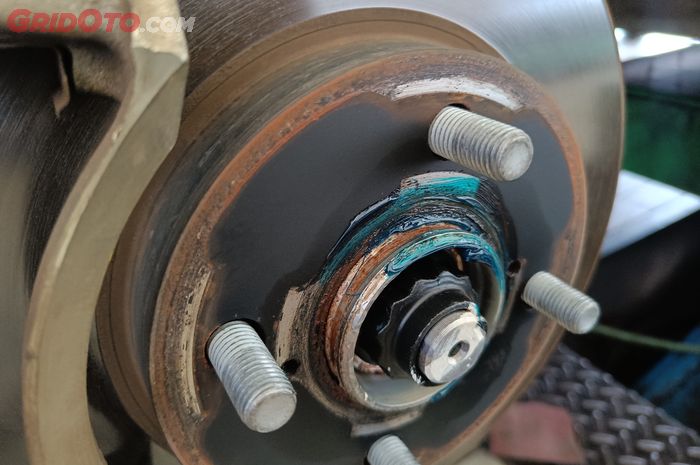 Selain Bunyi Kasar, Ini Tanda Kalau Bearing Roda Mobil Sudah Mulai Oblak