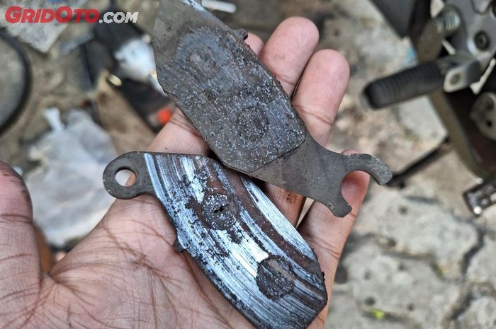 Perbedaan Kampas Rem Motor Yang Palsu Dengan Yang Asli, Simak Triknya