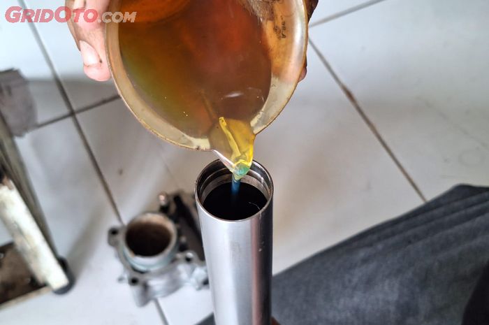 Begini Cara Gampang Atasi Sokbreker Depan Motor Matic Jeduk