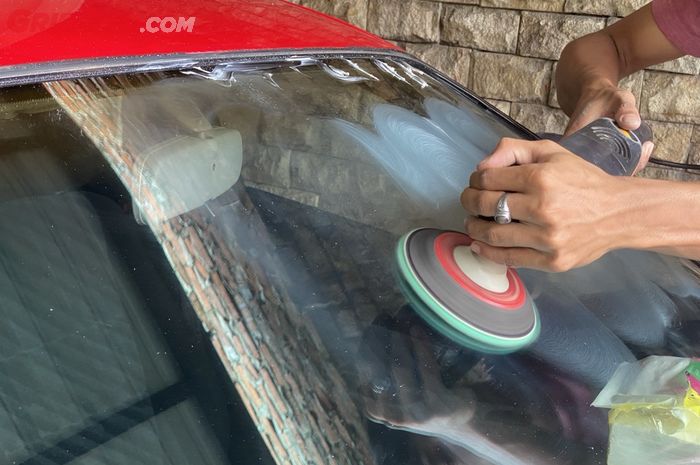 Bersihkan Jamur Kaca Mobil, Efektif Dipoles atau Pakai Cairan?