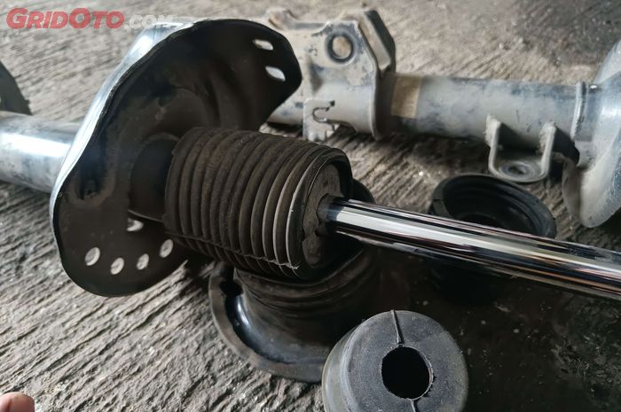Gara-gara Komponen Sepele ini Bikin Sokbreker Mobil Gampang Bocor