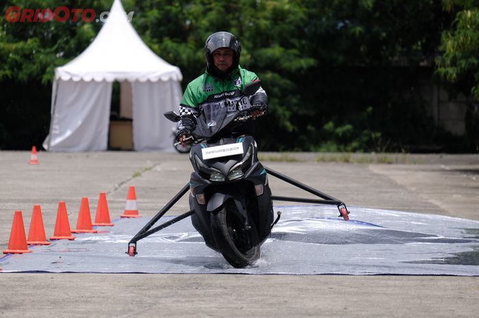 Begini Rahasia Ahli Ngerem Motor Keras Tapi Roda Tidak Tergelincir