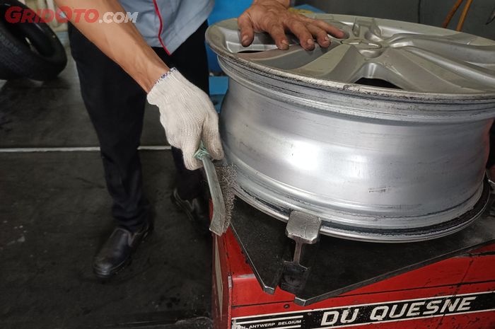 Ini Sebabnya Bibir Pelek Perlu Bersihkan Saat Ganti Ban Mobil